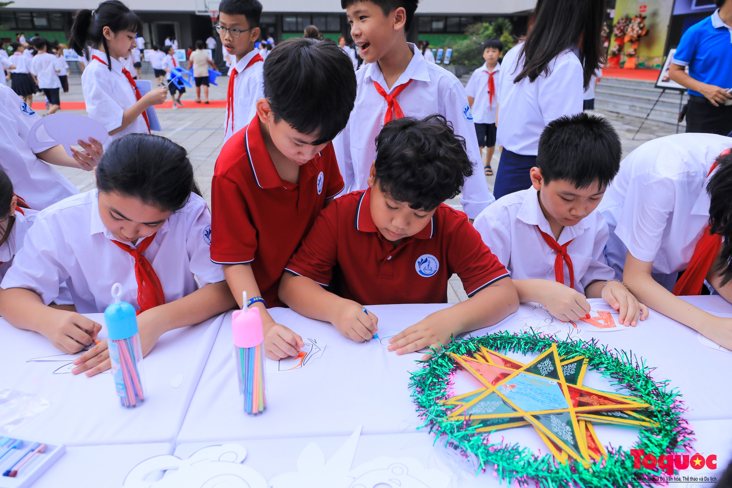 Học sinh thủ đô gửi thông điệp yêu thương trên đèn ông sao tới thiếu nhi Trường Sa dịp Trung thu - Ảnh 3.